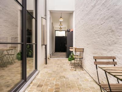 100% instapklare fabriekswoning met terras en patio