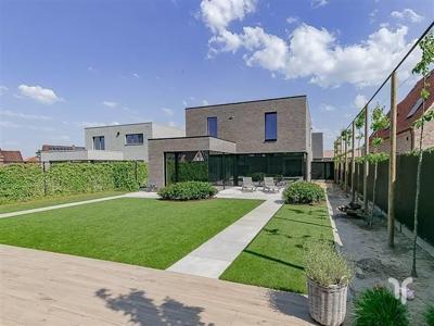 Energiezuinige en eigentijdse luxe-villa, gelegen in een doo