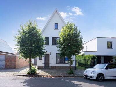 Gemeubelde, gerenoveerde villa met garage op gegeerde liggi