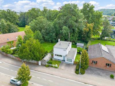 Goed gelegen villa met een prachtige tuin op een perceel van