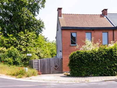 Halfopen bebouwing met ruime tuin en kleine loods