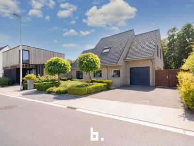 Knappe woning met inpandige garage en grote zonovergoten tu