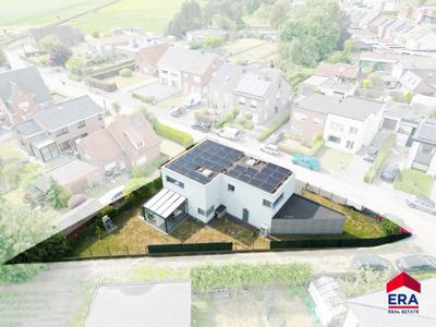 Villa te Evergem met grote ondergrondse polyvalente ruimte!