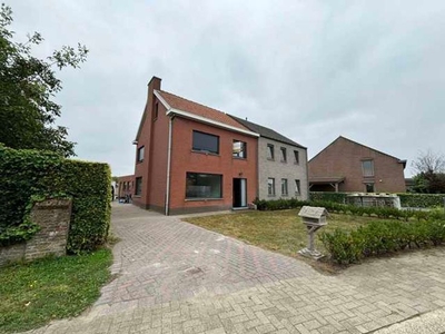 Halfopen bebouwing met 3 slaapkamers, garage en tuin