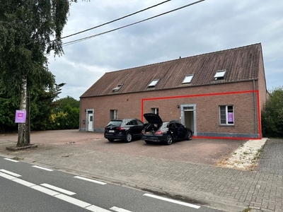 Ruim gelijkvloers appartement met terras en garage.