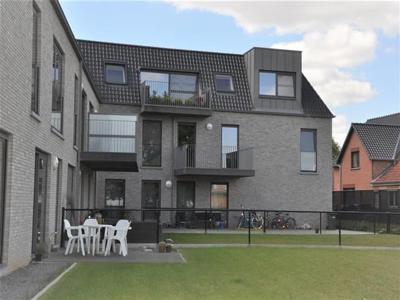 Nieuwer, modern duplexappartement met 2 slpk., terras en aut