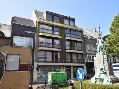 Opgefrist 2-slaapkamerappartement met garage