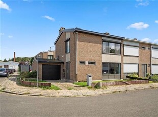 Brede halfopen bebouwing met 3 kamers, tuin en garage