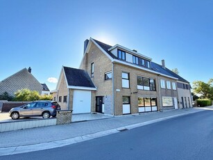 Instapklaar appartement met terras en garage te Bredene