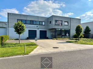 Instapklaar BEDRIJFSPAND (550 m²) met ruim LOFT-APPARTEME...