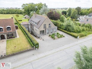 Villa met ondergrondse garage en kantoorruimte