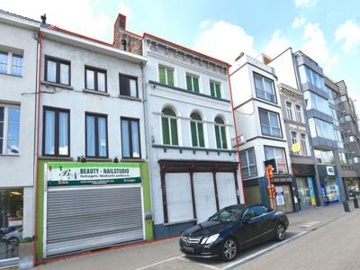 Complex met handelspand, appartement, handelshuis en woni...