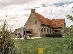 Boerderij te midden van de velden in het pittoreske Eggew...