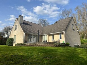 Mooie, architecturale villa rond het meer van Genval