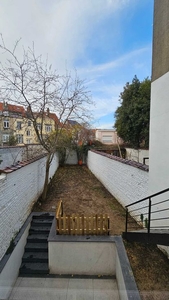 Gerenoveerde duplexwoning. 2 slaapkamers + kantoor + tuin