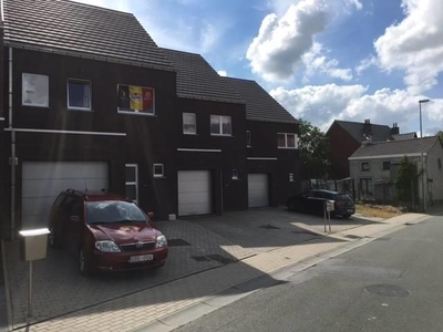 Half open met garage en tuin