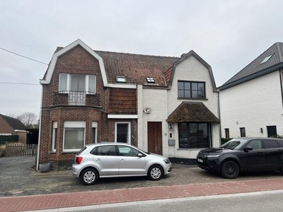 Centraal gelegen driegevelwoning met tuin en carport