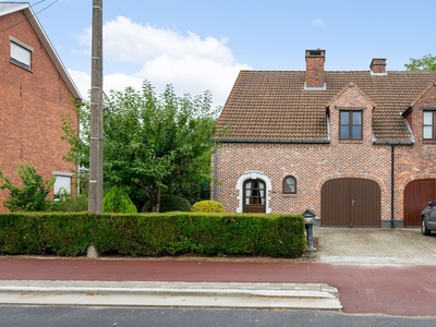 Halfopen bebouwing met vier slaapkamers en diepe tuin