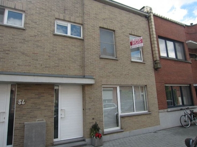 Woning met tuin en garage(doorgang langs achteraan)