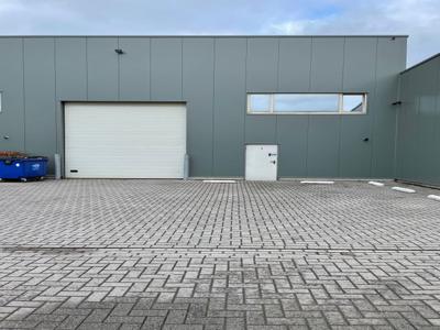 Bedrijfsruimte van 246m² met kantoor en parkeergelegenheid.