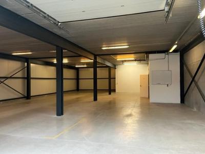 te huur magazijn +/- 340 m² en kantoor 240 m² in Villers le