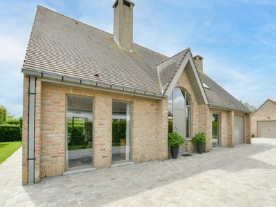 Prachtige energiezuinige alleenstaande villa op 710 m² met zonnige tuin en 2 garages