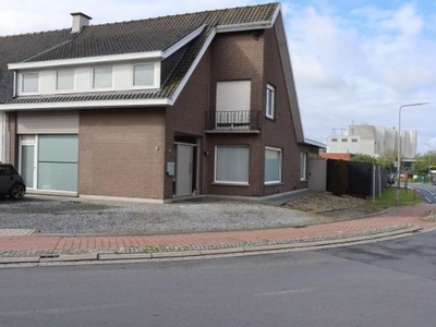 Ruime woning met loods te koop.