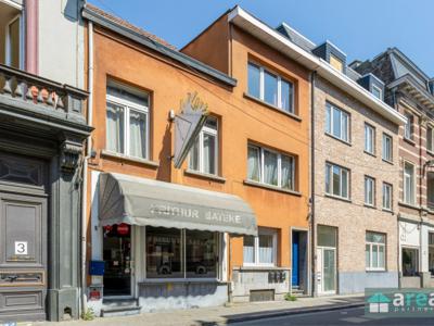 Opbrengsteigendom met 2 bemeubelde appartementen, 1 bemeubelde studio en een handelsruimte inclusief handelsfonds