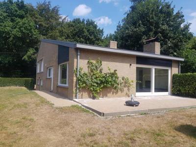 Charmante 60's woning op prachtige locatie met ruime tuin