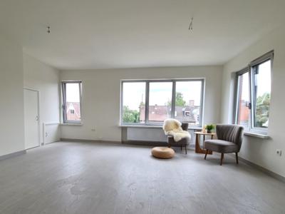 Gerenoveerd 2-slpk appartement met terras in Gentbrugge