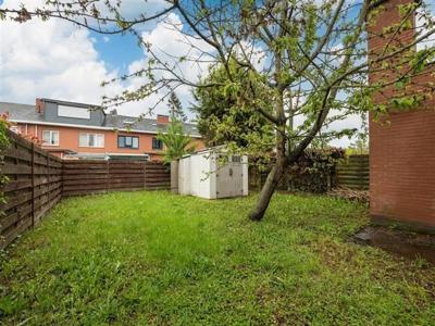 Halfopen bebouwing met 3 kamers, tuin en garage