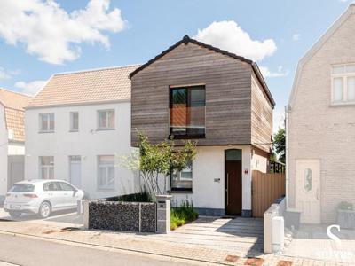 Instapklaar gerenoveerde woning met unieke tuin