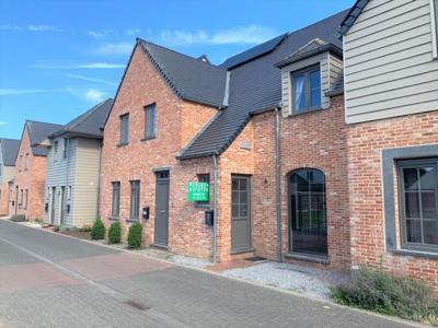 Landelijke rijwoning met 2 slaapkamers en tuintje gelegen in