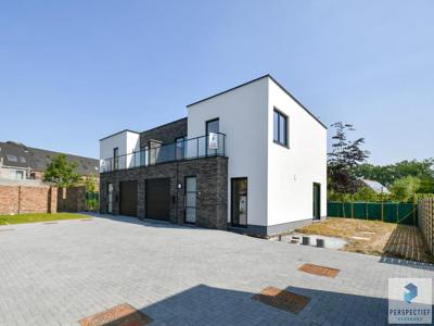 MODERNE NIEUWBOUW woning met aangelegde tuin en garage