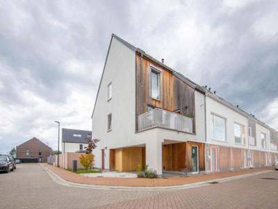 Nieuwbouwwoning in woonwijk aan speelplein.