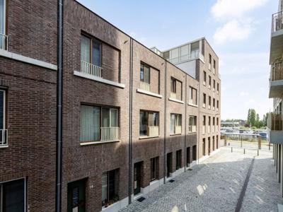 Nieuwbouwwoning met terras en tuin en 4 slaapkamers (verkoo