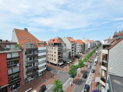 Ongemeubeld hoek appartement met 3 slaapkamers, Lippenslaan!