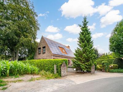 Op te frissen villa op 2.918 m² met 4 slaapkamers in het la…