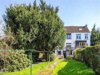 Ruime halfopen woning met grote tuin in Sint-Pieters-Leeuw