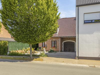 Solide halfopen bebouwing met 3 slaapkamers, garage en tuin