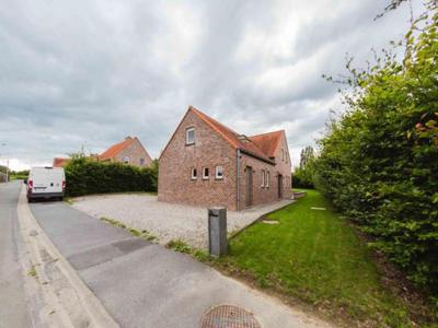 RUSTIG GELEGEN NIEUWBOUWWONING MET GROTE TUIN