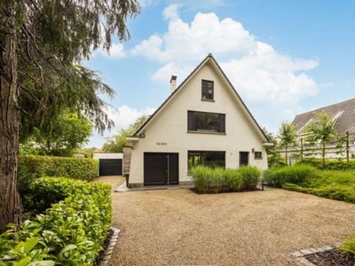 Gemeubelde woning met ruime tuin en zwemvijver