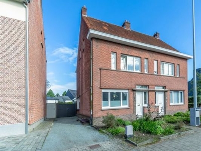 Te renoveren HOB met 4 slaapkamers in gezellige woonwijk