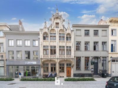 Stijlvol gerenoveerd 2 slaapkamer appartement in hartje Brugge