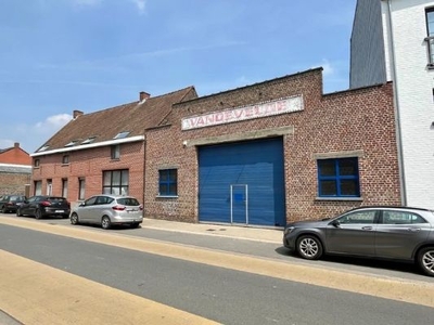 Halfopen woning met ruime loods +-480 m² te koop!