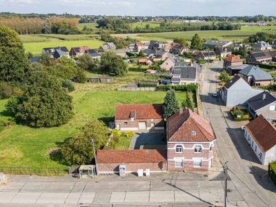 Op te frissen hoeve met grote schuur en garage te Meldert