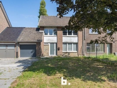 Op te frissen woning met garage en tuin op zeer mooie liggi