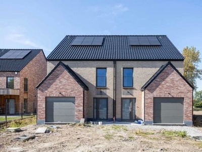 Prachtige nieuwbouwwoning omringd door groen en natuur.