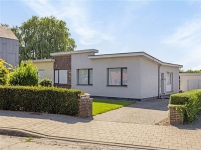 Volledige gerenoveerde bungalow met tuin en garage