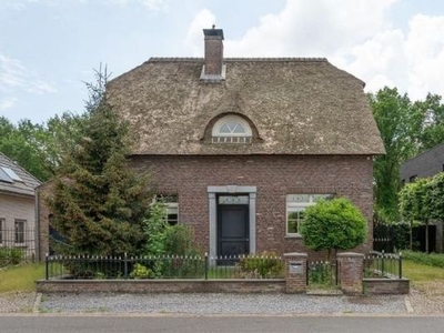 WOONHUIS MET AANHORIGHEDEN